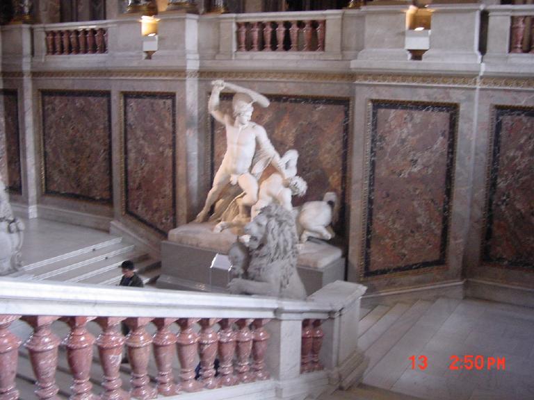 館内の階段に彫像。